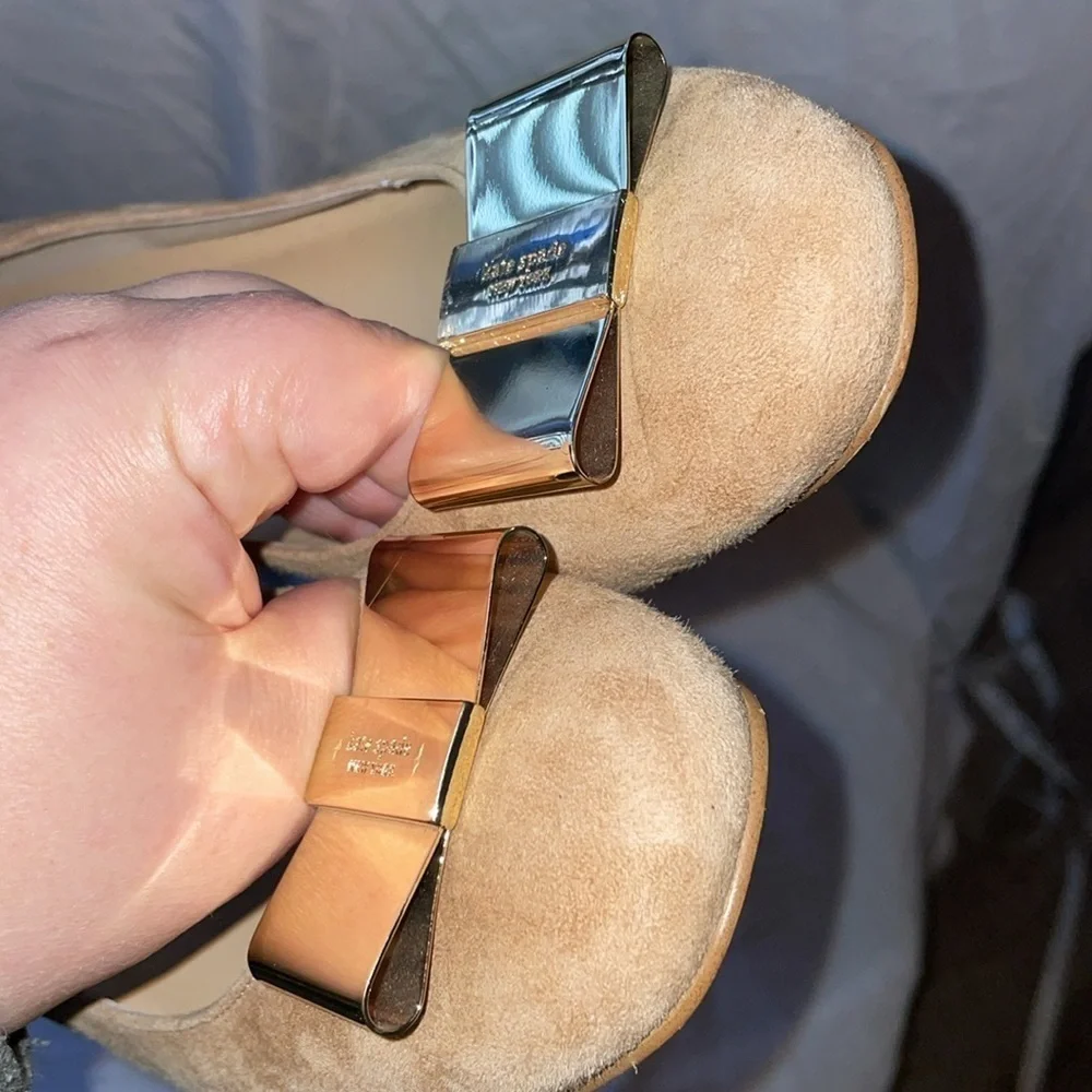 Kate Spade New York Lorin Beige Suede Leather Pump Shoe Gold Bow size 8.5